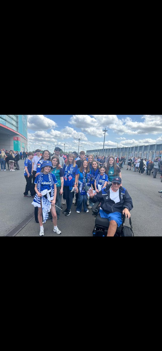 lookersgirl's tweet image. My dad passed away last week. So glad he got to see #oafc win at Wembley after all these years. 💙