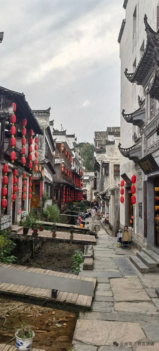 aishuzhan's tweet image. 江西婺源的秋天，是白墙黛瓦间晒秋的五彩斑斓，是一幅诗意盎然的田园画卷。