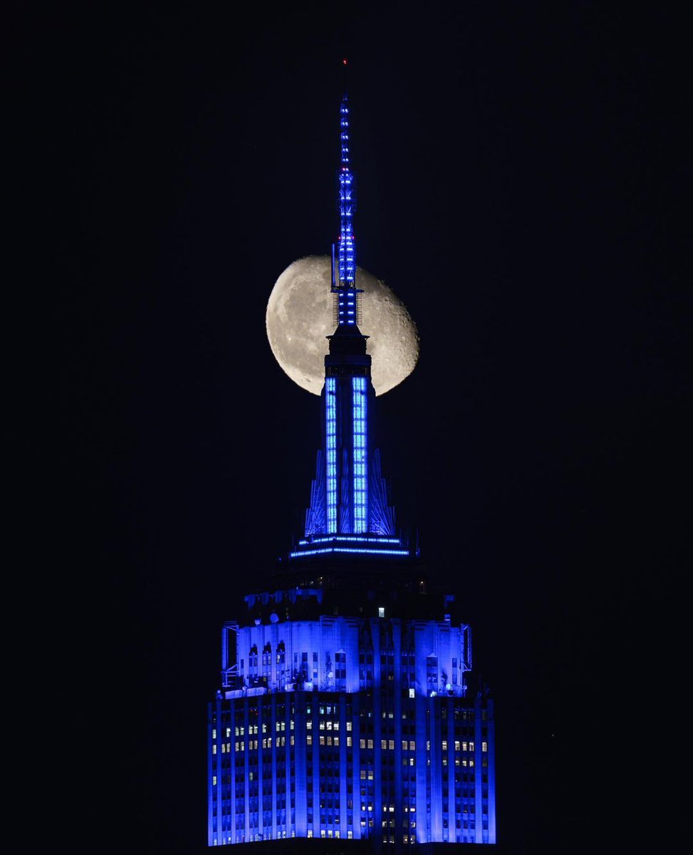 Shining in blue in honor of World Diabetes Day

Text CONNECT to 274-16 to get alerts on our Lights!  

Watch tonight's lighting here: esbo.nyc/ecx  

📷: <a href="/peterpraum/">Peter Praum</a>
