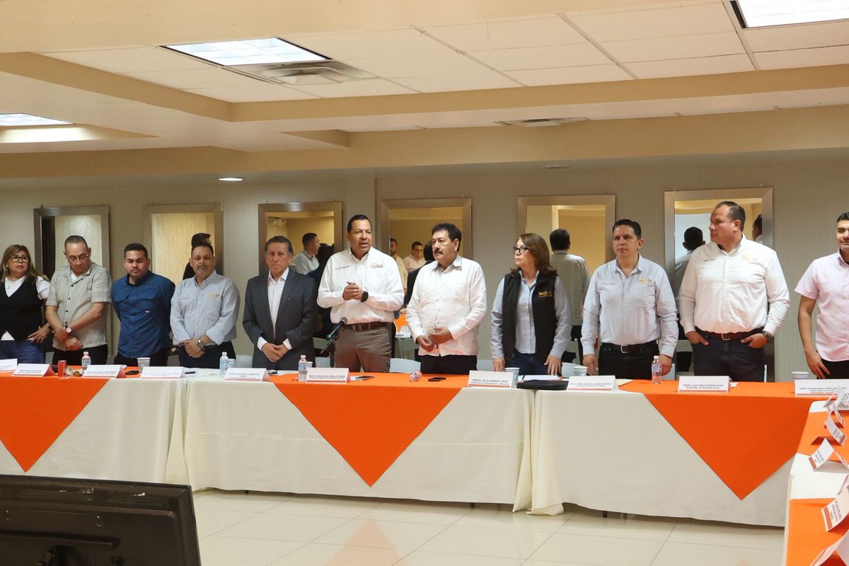 MendivilZazueta's tweet photo. El Mtro.J.Manuel Armendáriz https://t.co/MPIy8Y9Xsg organización I del CEN del SNTE.entregó mi acreditación al Srio.Gral.del SNTE 54.Mtro  J.Javier Ceballos Corral.Con un saludo fraterno del Sen.Mtro . Alfonso Cepeda Salas https://t.co/CM0kLNf1qo