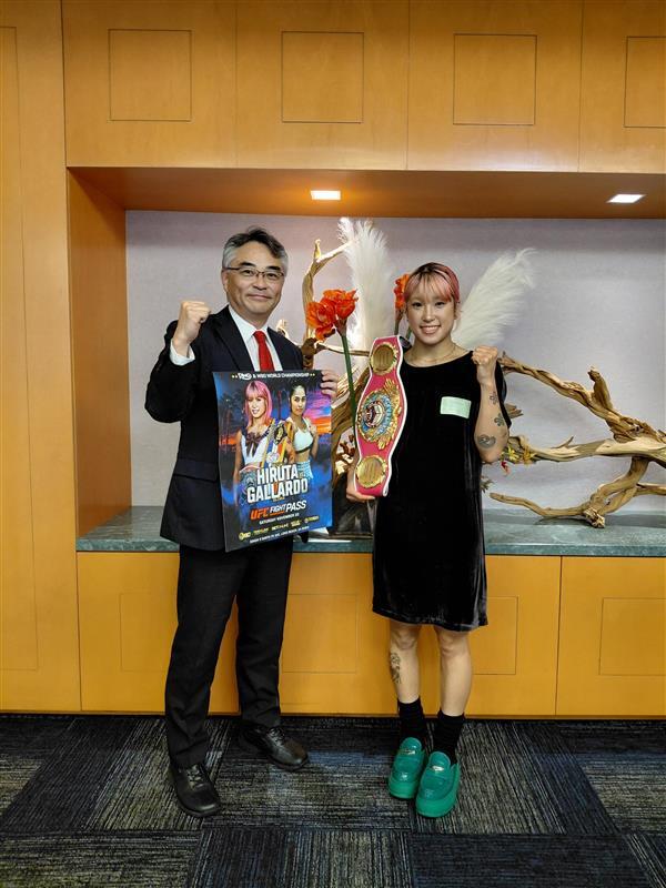 ロサンゼルスで活躍中の女子プロボクサー晝田瑞希選手が当館を訪問し、室田幸靖総領事とボクシングを通じた日米交流について懇談しました。

WBO世界女子スーパーフライ級の晝田選手は、今年5月に4度目の防衛に成功し、日本女子では初めて、米専門誌「ザ・リング」の認定王座ベルトを獲得しました。