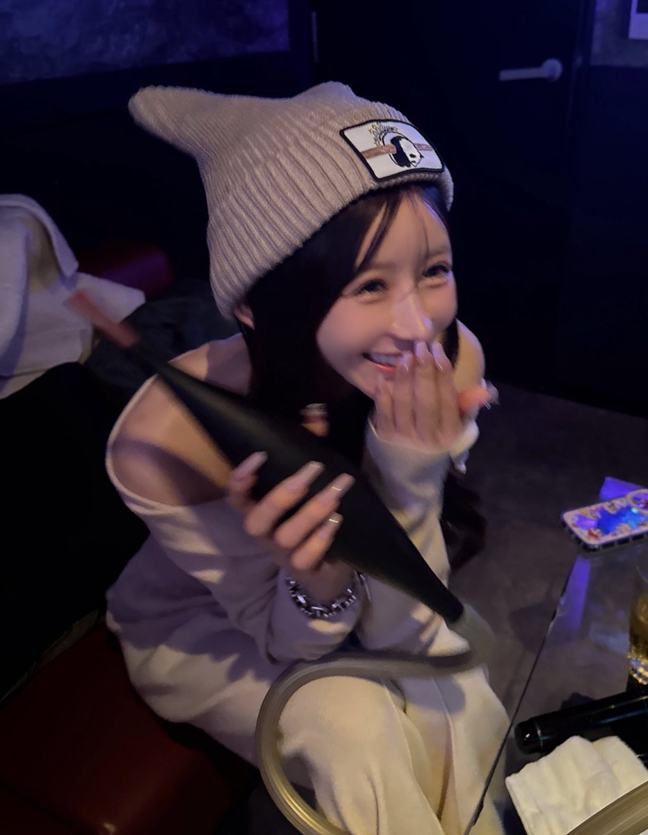 笑うとマジで目こうなるから頬骨切れるならキリテェ