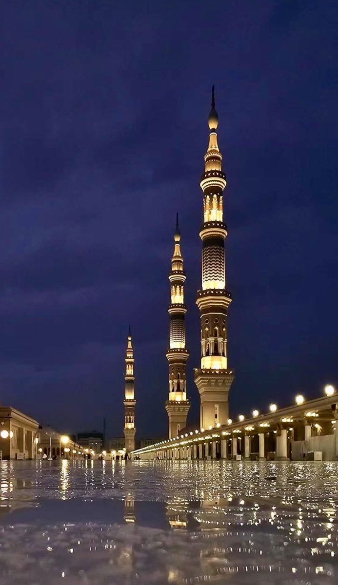 وإذا سألتَ عن الجمال فلن ترى
كجمالِ طيبةَ والمزونُ هواطلُ..

#المدينة_المنورة
#روح_المدينة