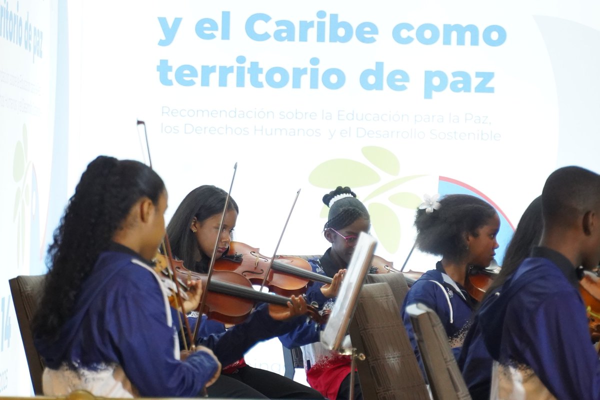 UNESCOHabana's tweet image. La cultura de paz no es sólo la ausencia de violencia. 🕊️ Es un proceso activo que elimina las causas profundas del conflicto y cultiva condiciones para sostenerla.
Para lograrlo, la educación debe transformarse y ser verdaderamente transformadora. #EducaciónParaLaPaz