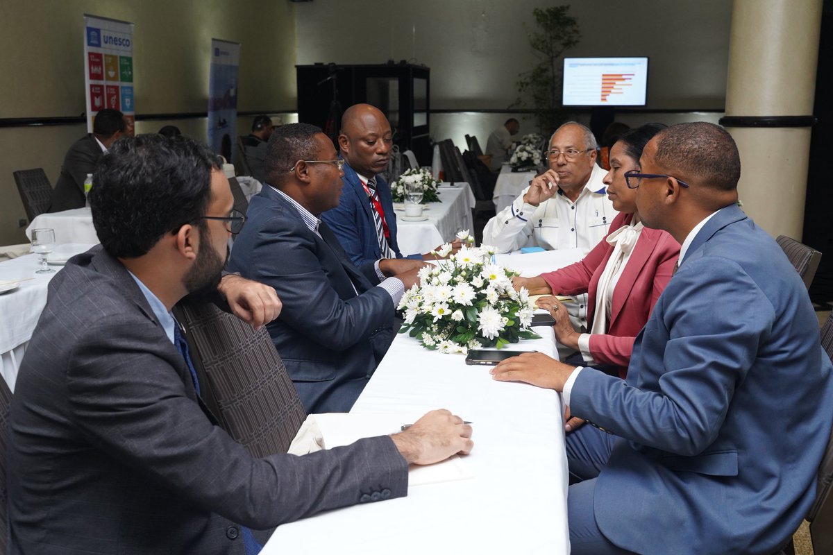 UNESCOHabana's tweet image. La cultura de paz no es sólo la ausencia de violencia. 🕊️ Es un proceso activo que elimina las causas profundas del conflicto y cultiva condiciones para sostenerla.
Para lograrlo, la educación debe transformarse y ser verdaderamente transformadora. #EducaciónParaLaPaz