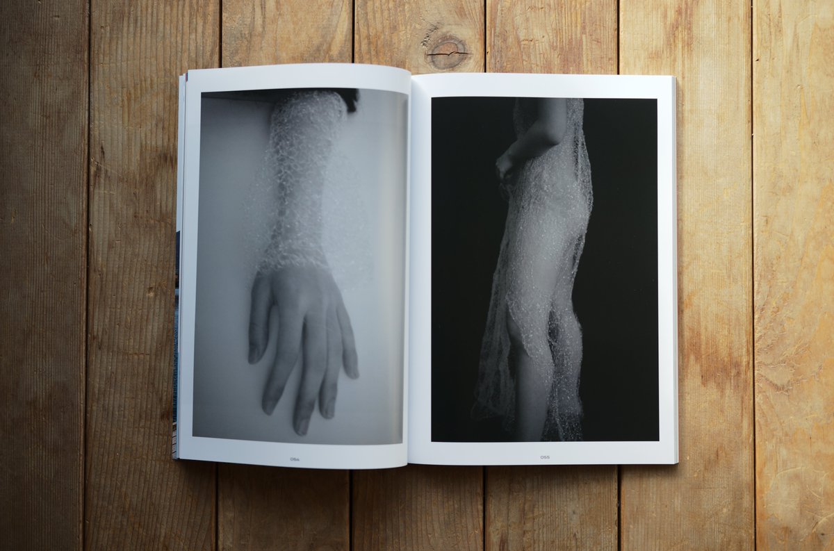 『コマーシャル・フォト 2025年12月号』のFEATUREにて、直近の個展である「Contrast」の写真とインタビューを掲載していただきました。

以前にも一度だけ掲載していただいたことがあり、そのときは「これが最初で最後だろうな」と思っていたので、今回また取り上げていただけて本当に嬉しいです。