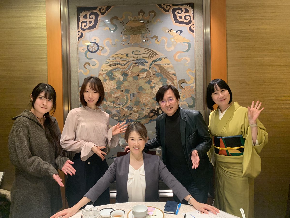 kaoru_wadash's tweet photo. 【中国犬夜叉ツアー決起食事会】
昨日は、再来週から行く中国犬夜叉コンサートツアー(北京・上海)の渡航メンバーで打ち合わせ＆決起食事会をしました😊
かごめ役のゆきのさつきさん、篠笛の新保有生さん、琵琶の久保田晶子さん、そしてヘアメイクの四之宮右京さんの5人のメンバーです♫
さつきさんには、東京と姫路で公演した「犬夜叉ドラマオーケストラ〜かごめー遥かなる想い〜」でオーケストラとの3度目の共演です！
そして、犬夜叉には欠かせない邦楽器＝篠笛＆能管と薩摩琵琶で、新保さんと久保田さんにも中国へ来てもらいます！
ちょっと雲行きが怪しい日中間ですが、こんな時だからこそ文化交流、そしてアニメ愛のチカラを信じて公演してきたいと思います‼︎

#和田薫 #犬夜叉 #ゆきのさつき #中国公演