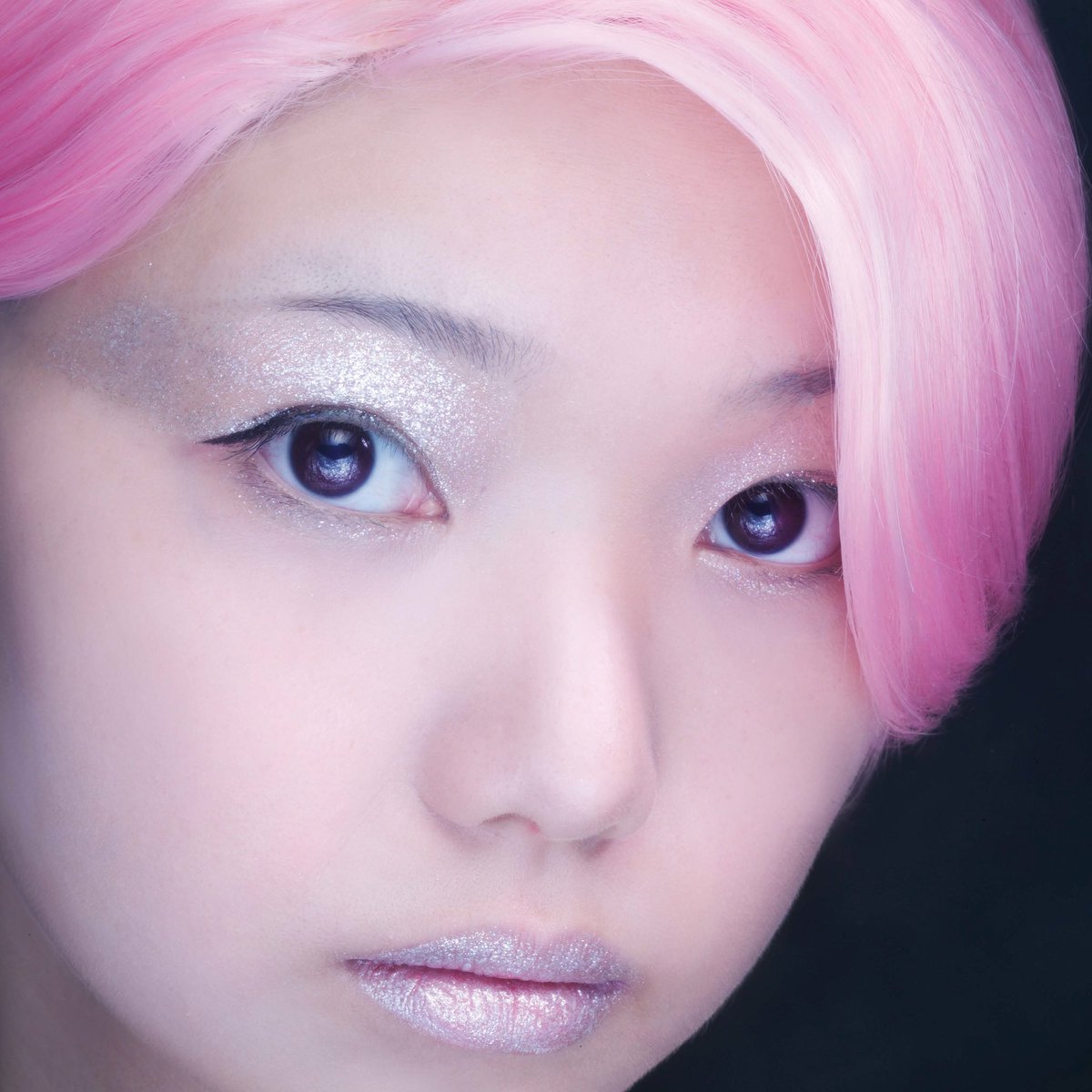 tmaxtadashi's tweet photo. 冬
ON MAKEUP MAGAZINE FALL 2025 の作品の紹介！
テーマは「冬の東京の雪」です。
https://t.co/MlicpE657J
雪がキラキラ光るように、産毛には白い雪が乗っているように仕上げました。
シャーベットピンクの髪と、目元と口元のシルバーが冷たさを強調しています。#ONMAKEUPMAGAZINE https://t.co/yOw19FQw6o