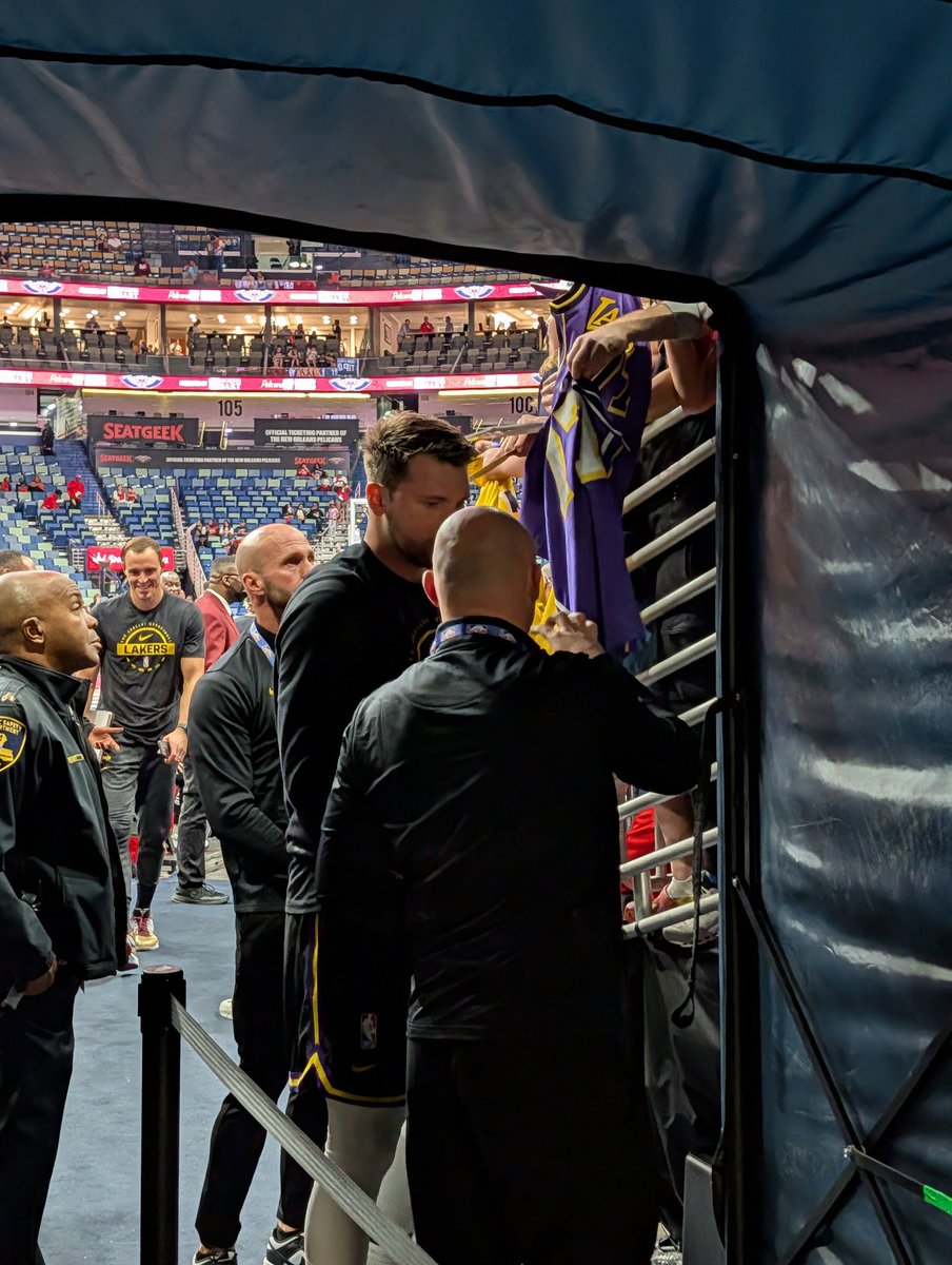 Luka is out early signing autographs before the game. As expected, there are tons of Lakers fans here early tonight #Pelicans <a href="/PelicansOnSI/">New Orleans Pelicans On SI</a>