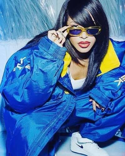 aaliyah's tweet photo. 💙Babygirl always looked fire cloaked in blue fits. 😮‍💨💅🏽🔥 

📸: 
1. Anderson Ballantyne
2. @jonathanmannion 
3. MTV, TRL, 2000
4. Jeffrey Mayer/Wirelmage

#Aaliyah https://t.co/XVjsO3EE3i