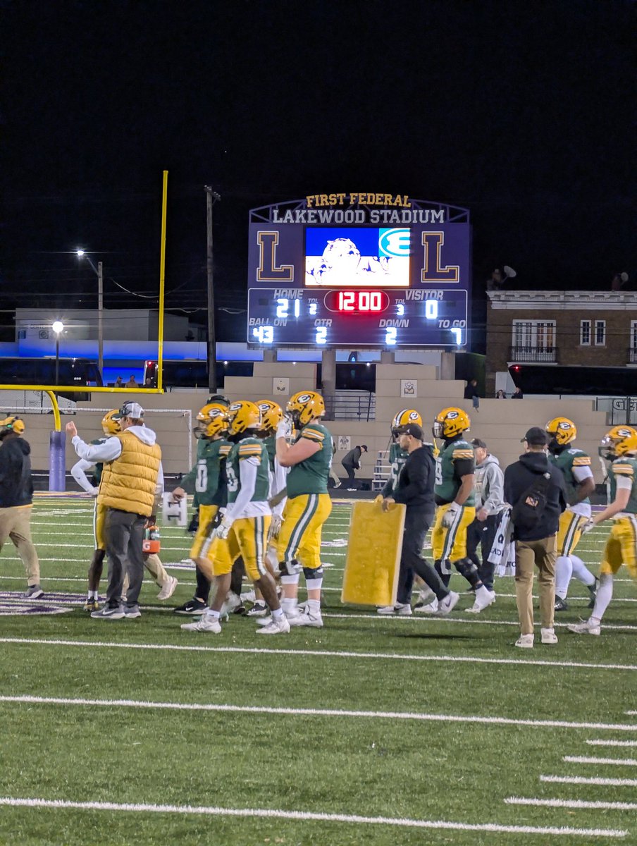 ChrisGrunau's tweet photo. After 1 quarter here at First Federal Lakewood Stadium
@SEHS_FOOTBALL 21
@ToledoWhitmerFB 0
@SportsKee1 @FOX8FNTD @neohiohsfb
#WhitmerPanthers #StEdwardEagles #OhioHSFootball
#HighSchoolFootball #FridayNightLights #NEOFootball
#ToledoFootball #ClevelandFootball #GameDay #FootballHighlights
#HighSchoolSports #PrepFootball #EdsNation #GoPanthers #GoEagles