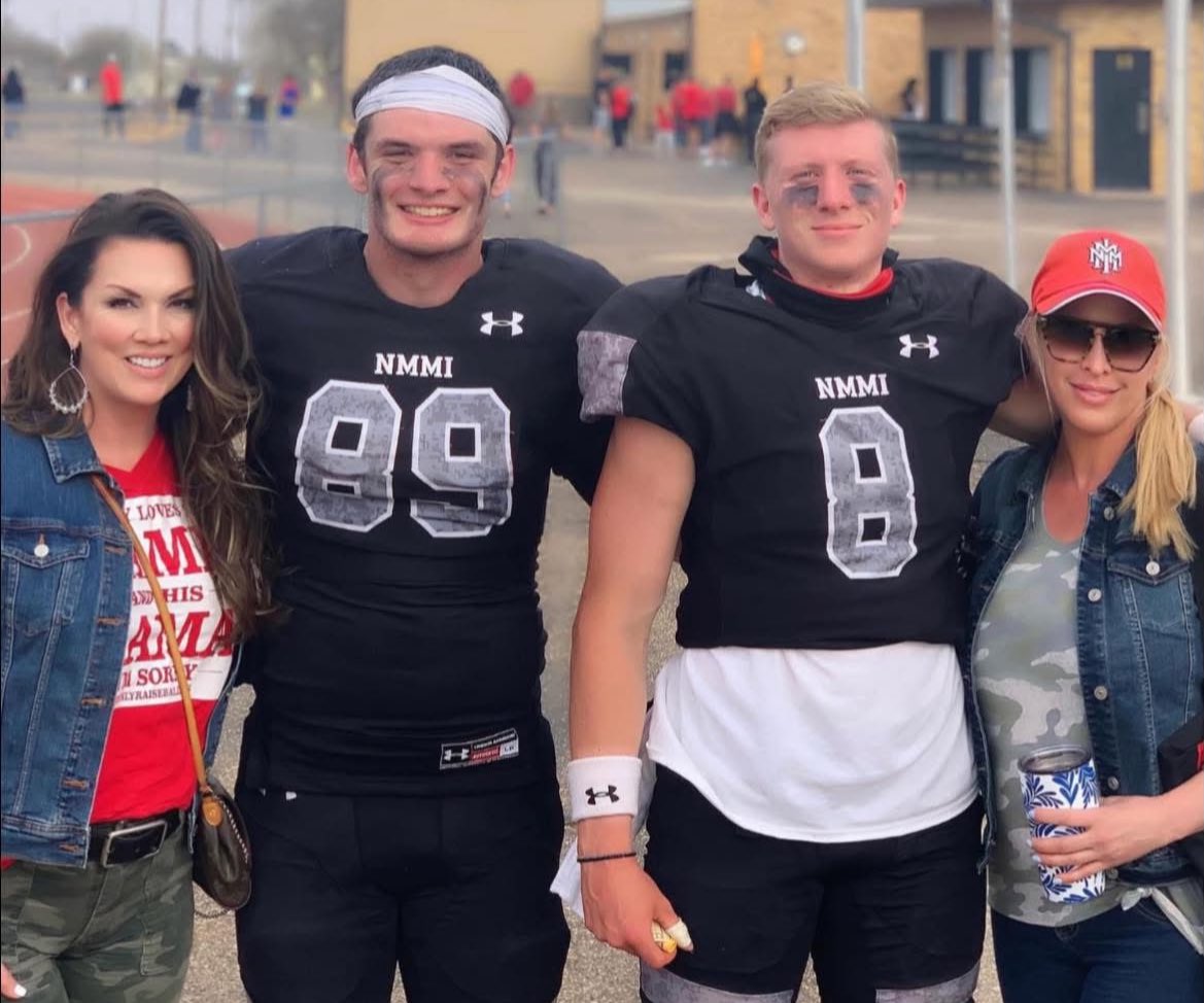 Happy birthday, my beautiful friend! I miss you and I hope you are having an amazing birthday!🩷🎉🩷🍾🩷🥂￼￼