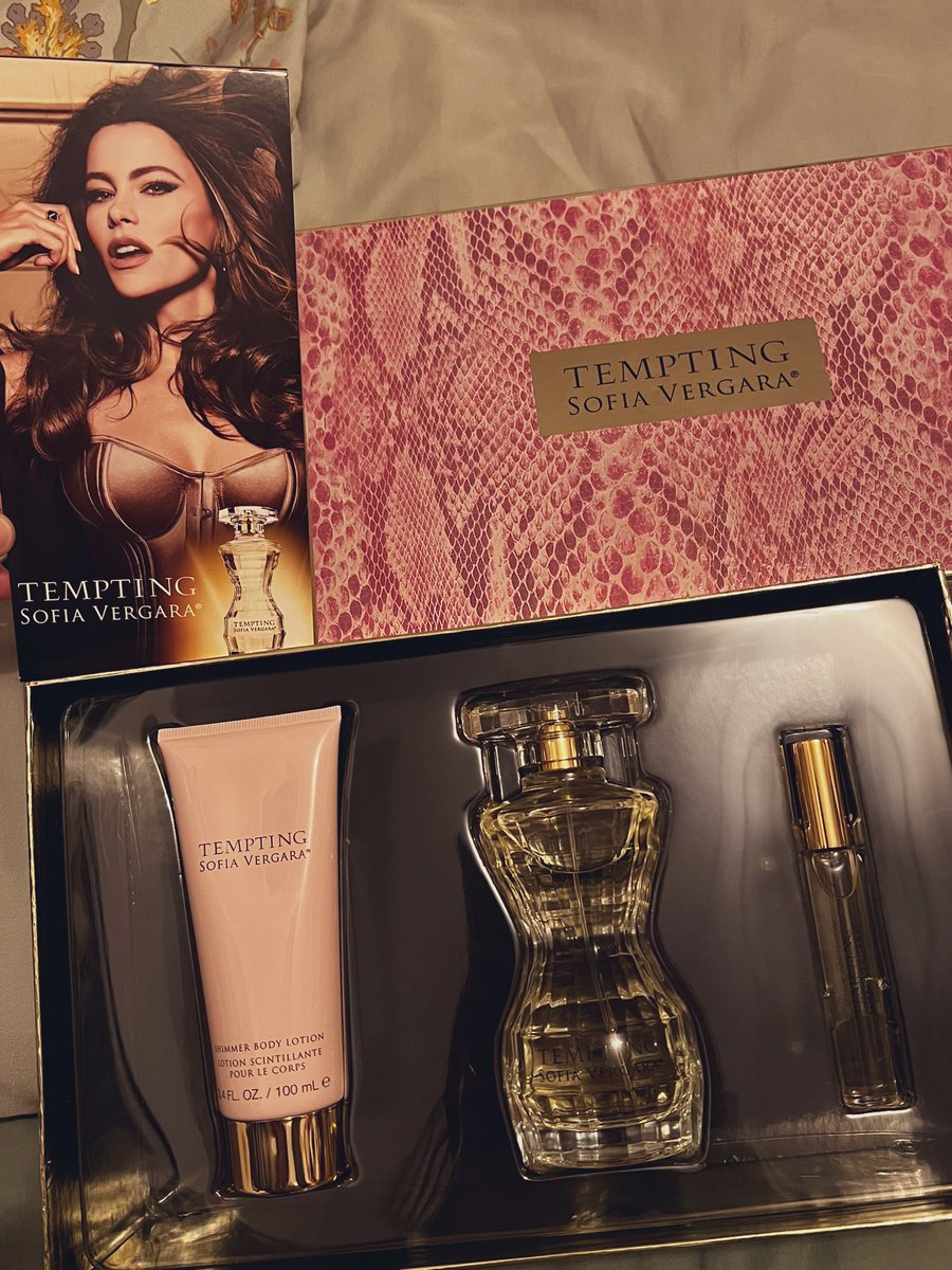 sofiav_cake's tweet image. I received my b-day gift late and i am just so happy to got it I mean her perfumes smells so good even if @SofiaVergara announced the perfume years before I am still proud of what she done I almost have all her perfume and none of them made me regret buying it 🥺❤️