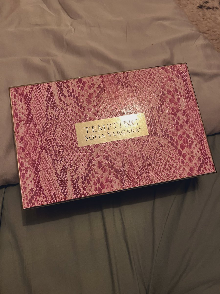 sofiav_cake's tweet image. I received my b-day gift late and i am just so happy to got it I mean her perfumes smells so good even if @SofiaVergara announced the perfume years before I am still proud of what she done I almost have all her perfume and none of them made me regret buying it 🥺❤️
