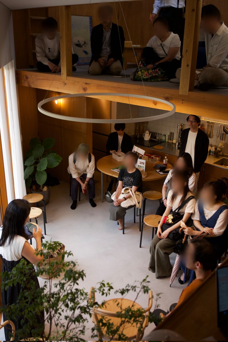 🍨9月のアイス屋
@中山佳子さんの自邸での『有名建築事典』刊行記念イベント

スキップフロアを活かすと、家の中でも講演会できる。同じ建築でも、人口密度によって私的空間っぽさ⇔公共空間っぽさ って変化するな〜とか考える。
(開始後はこの3倍はお客様いた)