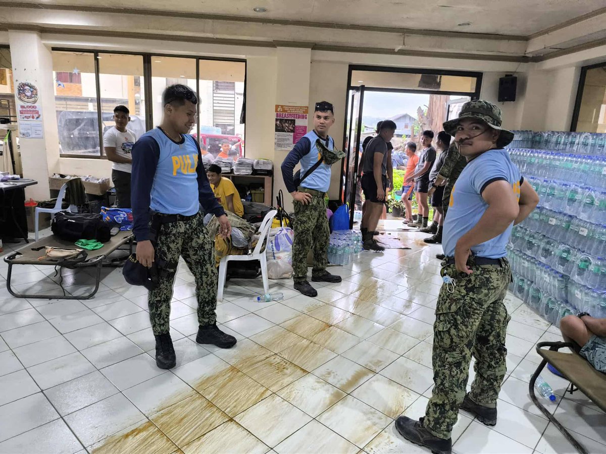 702ndMARPSTA's tweet photo. Negros Oriental MARPSTA teamed up with 2nd PMFC, 62IB Philippine Army &amp; Philippine Coast Guard to distribute relief goods in Brgy. Patubigan, Canlaon City. The relief packs, food, and water were delivered to those in need. Uniformed personnel ensured smooth, orderly distribution. https://t.co/IuTVtXJWvr