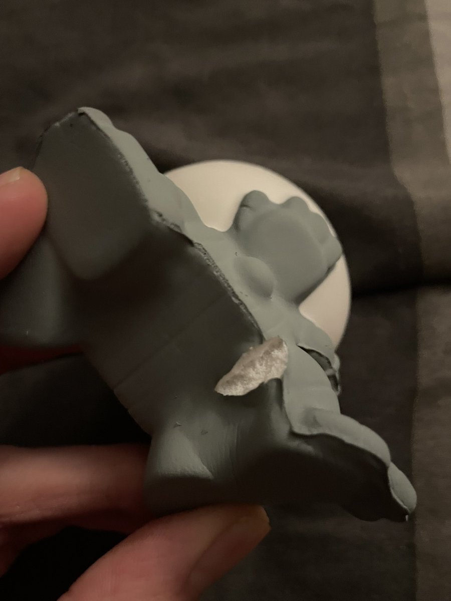 KhariDoodles's tweet image. YESSSSSSSS

She is broken like… right out of the bag but this happens to all squishies lol