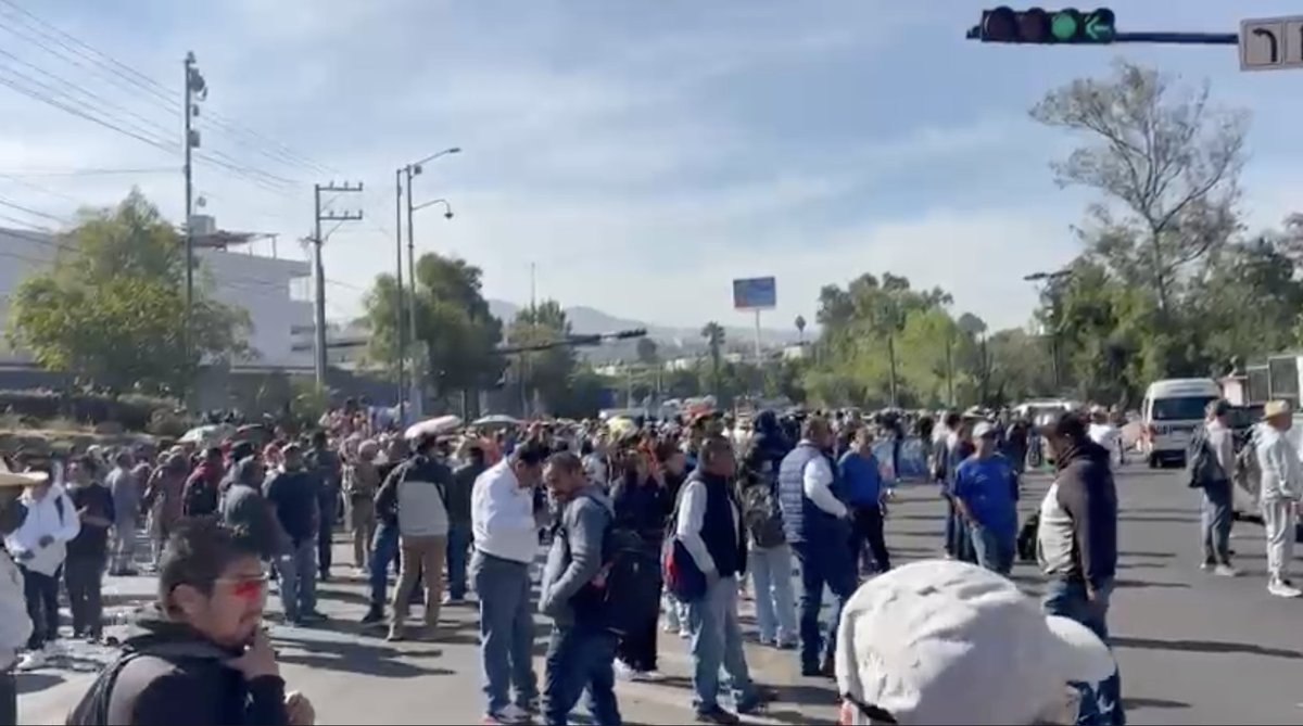 Rojos y Azules de la CNTE marcharon unidos por primera vez en Michoacán. Exigen revertir reformas, frenar cierres de escuelas y atender rezagos laborales. ¿Habrá respuesta real? ✊📚 #CNTE #Michoacán

pcmnoticias.mx/historico-en-m…