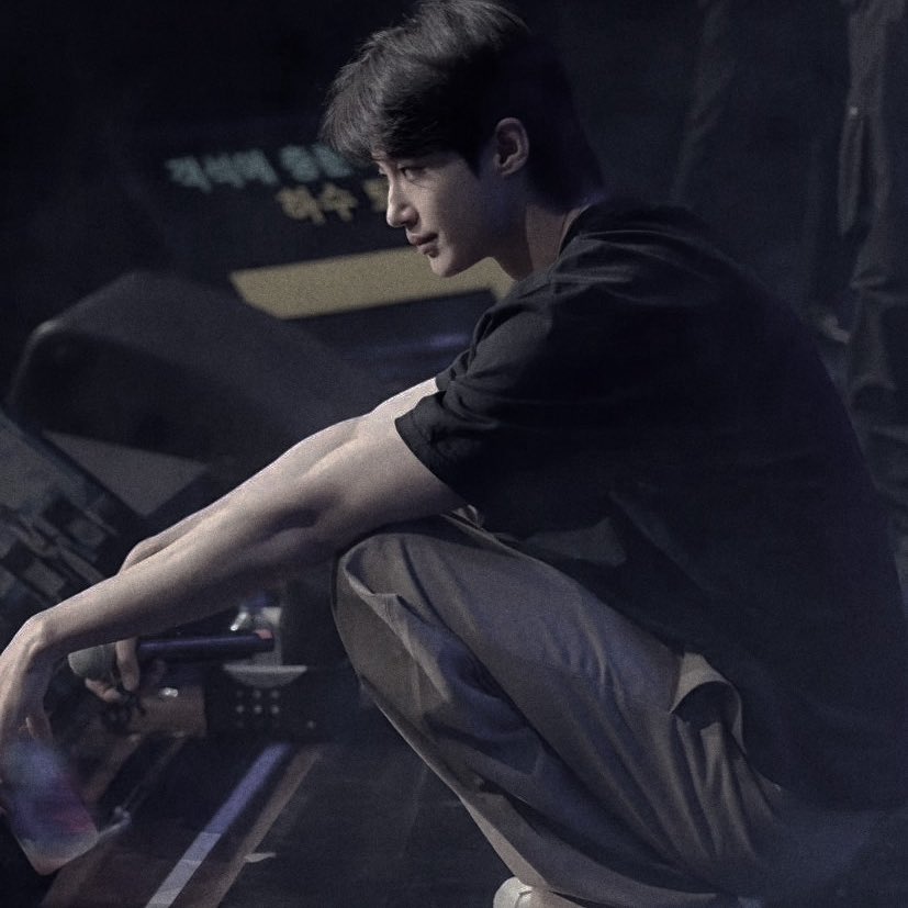 arseniopdf's tweet image. ⠀

𝗔𝗥𝗦𝗘𝗡𝗜𝗢, 𝟭𝟵𝟵𝟯.
Seorang director di sebuah stasiun televisi. Kalau di stasiun kereta api namanya kondektur. Jiakh. Kawan, suka nonton televisi?

⠀