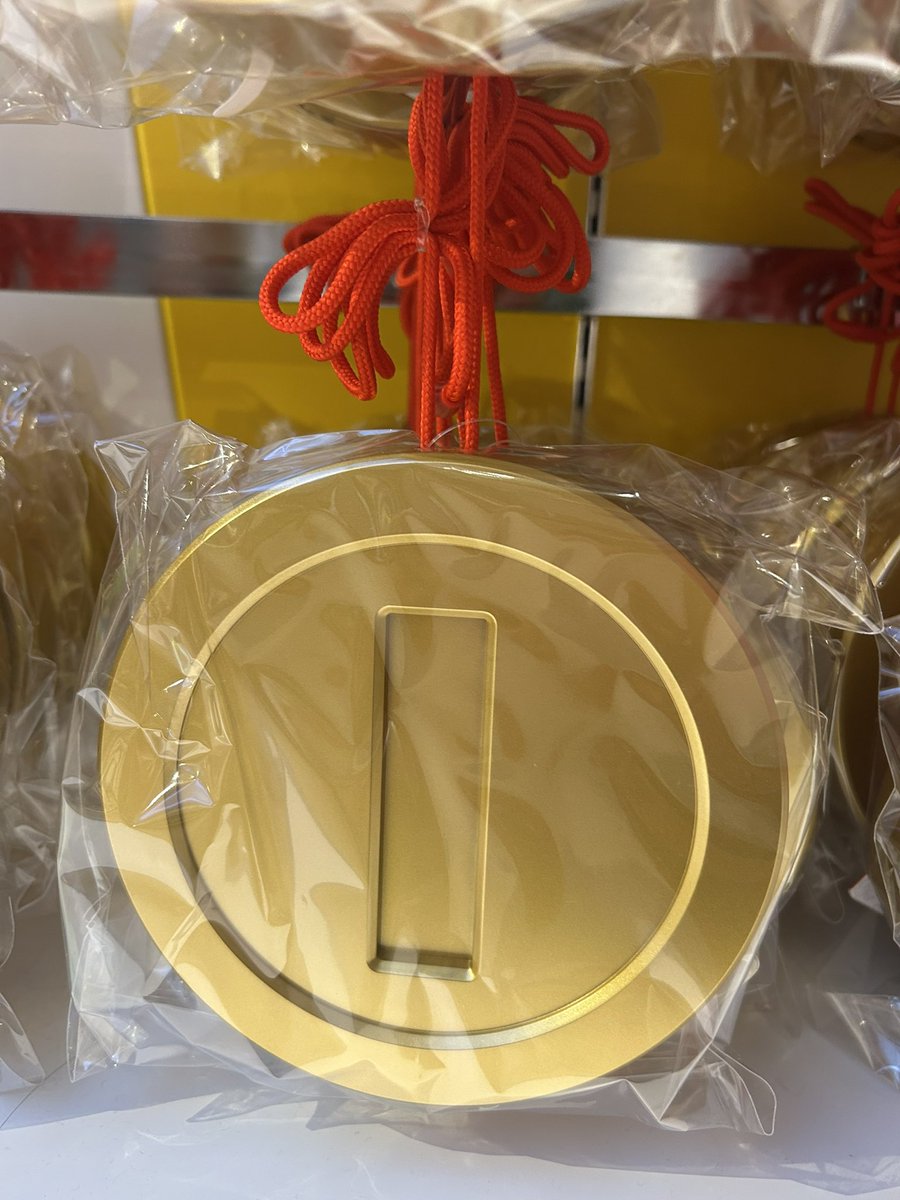 スーパーニンテンドーワールド 新作グッズ登場‼️ …実物大のコインってこんなサイズなんですかね！？ 紐が長いので、首から下げて持ち歩けそうです😌  軽く叩くとコインの音が鳴ります！ そして100回叩くと…？🤭 実際に音が鳴らせるサンプルもあったので、現地に行かれる方 ...