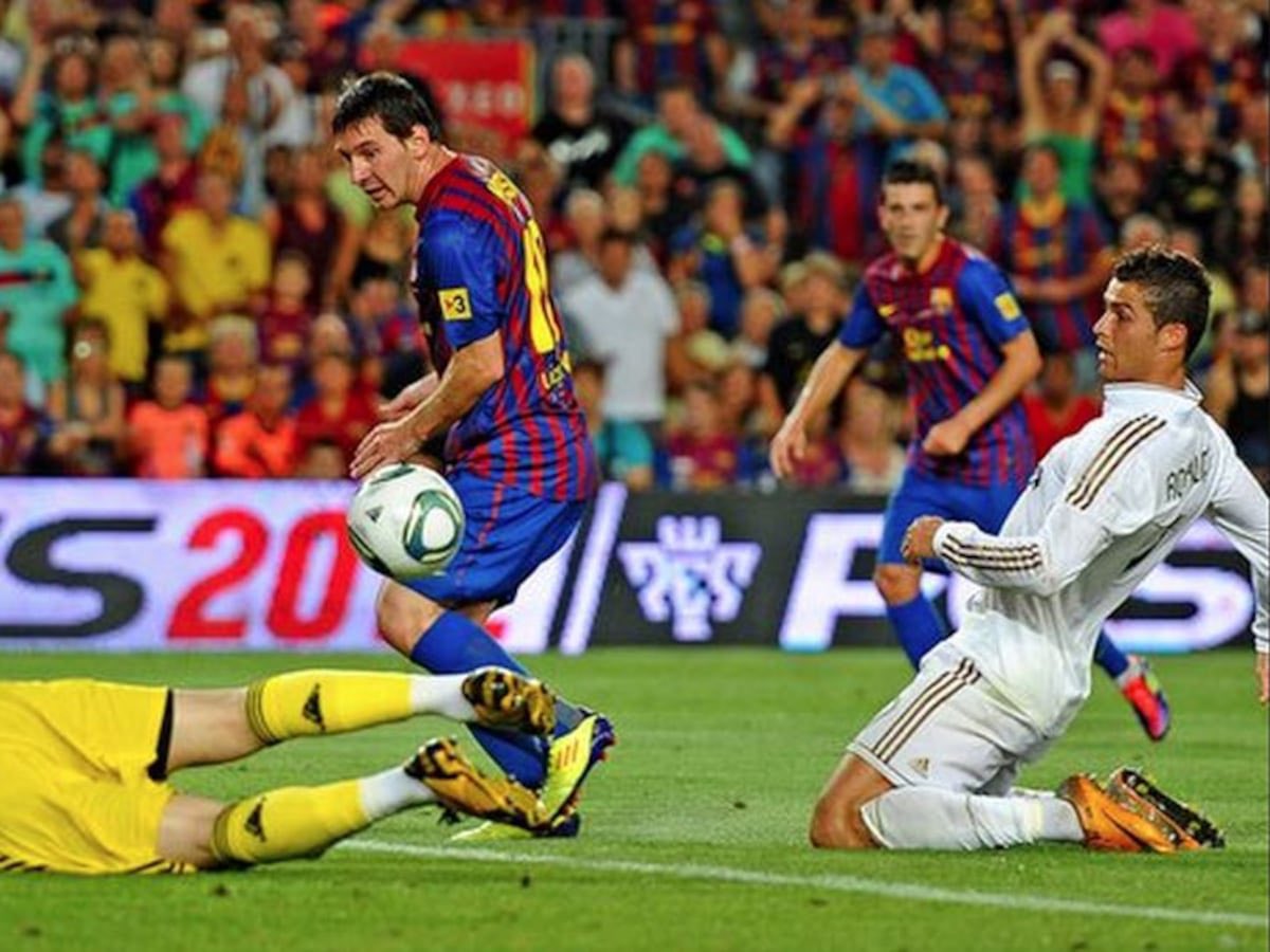 caceresdavidk's tweet photo. @ChampionsZone_ Cristiano en sus ratos libres se arrodillaba frente a Messi para ver sus goles en primera línea https://t.co/IkVmlEUG3C