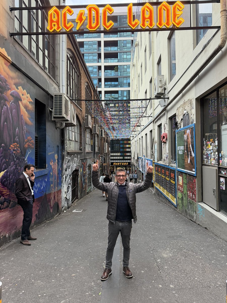 _ShankarSiva's tweet image. 👀A little sneak peek behind the scenes of the traditional laneway walk to the #SABR2025 organising committee dinner 😁 in Melbourne 🇦🇺🦘🐨 #radonc