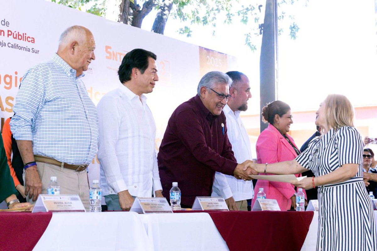 👩‍🏫Tras años de lucha sindical se logró la entrega de 500 basificaciones a docentes y PAAE en #BCS. El líder del #SNTE, Mtro. Alfonso Cepeda, destacó la gestión del gobernador <a href="/VictorCastroCos/">Víctor Castro</a>, así como la voluntad de la Presidenta <a href="/Claudiashein/">Claudia Sheinbaum Pardo</a> y del secretario <a href="/mario_delgado/">Mario Delgado</a>