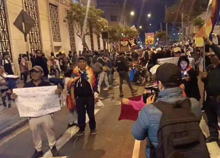 aldiaperucom's tweet image. #Marcha: Se viene llevando acabo la marcha en contra del gobierno de los jóvenes  y simpatizantes de la Generación Z. #GeneraciónZ por las calles del centro de #Lima.