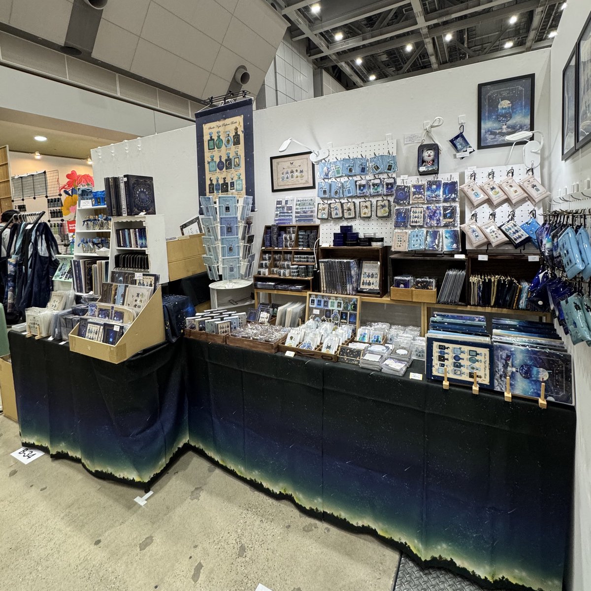 _lalaclover's tweet photo. 🌟デザフェス62🌟

【西館1階 ブースNo. B-34.35】です✨

🗓️11/15(土)・16(日) 
📍東京ビッグサイト

星空や夜空、そして月のきらめきをまとった雑貨たち🌕✨
日常を彩る、文具・布雑貨を販売いたします！

#デザフェス62 https://t.co/EaBSOKU1bS