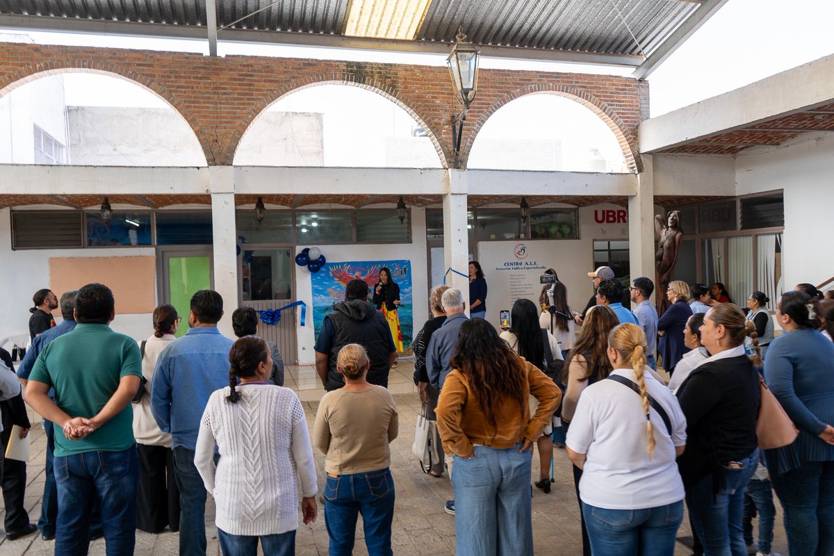 BeckyReynoso's tweet photo. Inaugura DIF Chapala Dispensario Médico.

Un nuevo espacio para acercar servicios de salud a la comunidad quedó abierto hoy en el DIF #Chapala. El dispensario ofrecerá medicamentos, sillas de ruedas y muletas, gracias al apoyo de fundaciones y vecinos voluntarios.

El alcalde Alejandro Aguirre @AlejandroA_C destacó el trabajo en equipo; Erika Eryn Torres invitó a donar medicinas para seguir fortaleciendo el proyecto.

Un pequeño gran paso para que nadie se quede sin atención