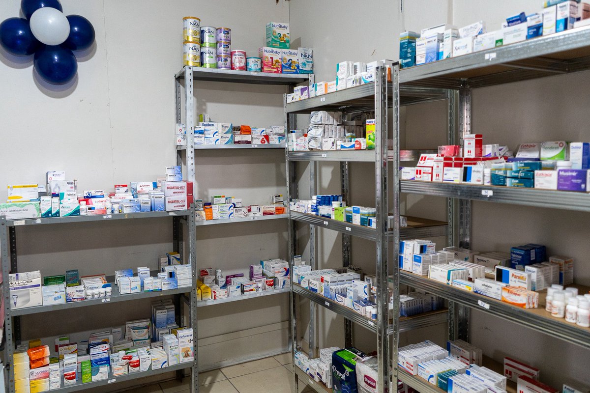 BeckyReynoso's tweet photo. Inaugura DIF Chapala Dispensario Médico.

Un nuevo espacio para acercar servicios de salud a la comunidad quedó abierto hoy en el DIF #Chapala. El dispensario ofrecerá medicamentos, sillas de ruedas y muletas, gracias al apoyo de fundaciones y vecinos voluntarios.

El alcalde Alejandro Aguirre @AlejandroA_C destacó el trabajo en equipo; Erika Eryn Torres invitó a donar medicinas para seguir fortaleciendo el proyecto.

Un pequeño gran paso para que nadie se quede sin atención