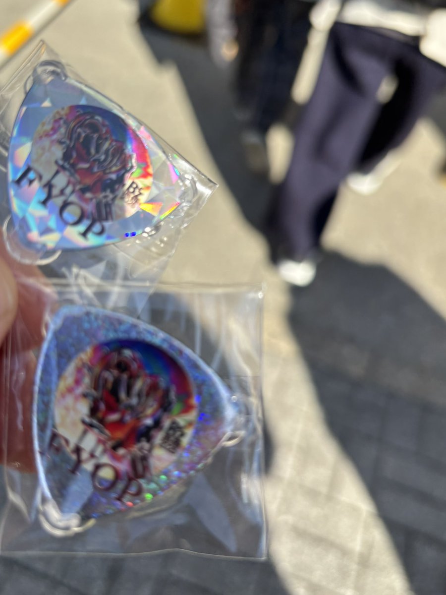 定期】 B'zガチャガチャ、ピックバッジに 複数のラメパターンがある