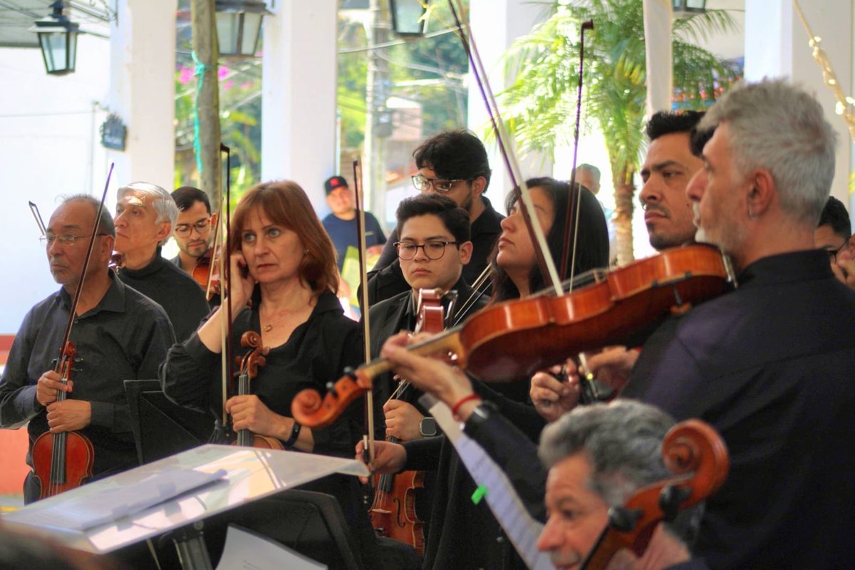 CulturaEdomex's tweet image. Este viernes la @OSEMoficial estuvo presente en el #PuebloConEncanto de #Temascaltepec. interpretando el concierto “Variaciones sobre un tema de Haydn”, una obra de Johannes Brahms, bajo la dirección de Grace Echauri.
¡Gracias por acompañarnos! 🎻🎼

#ElPoderDeServir