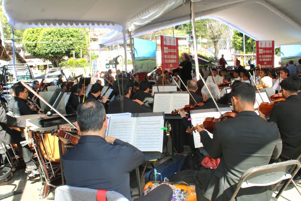 CulturaEdomex's tweet image. Este viernes la @OSEMoficial estuvo presente en el #PuebloConEncanto de #Temascaltepec. interpretando el concierto “Variaciones sobre un tema de Haydn”, una obra de Johannes Brahms, bajo la dirección de Grace Echauri.
¡Gracias por acompañarnos! 🎻🎼

#ElPoderDeServir