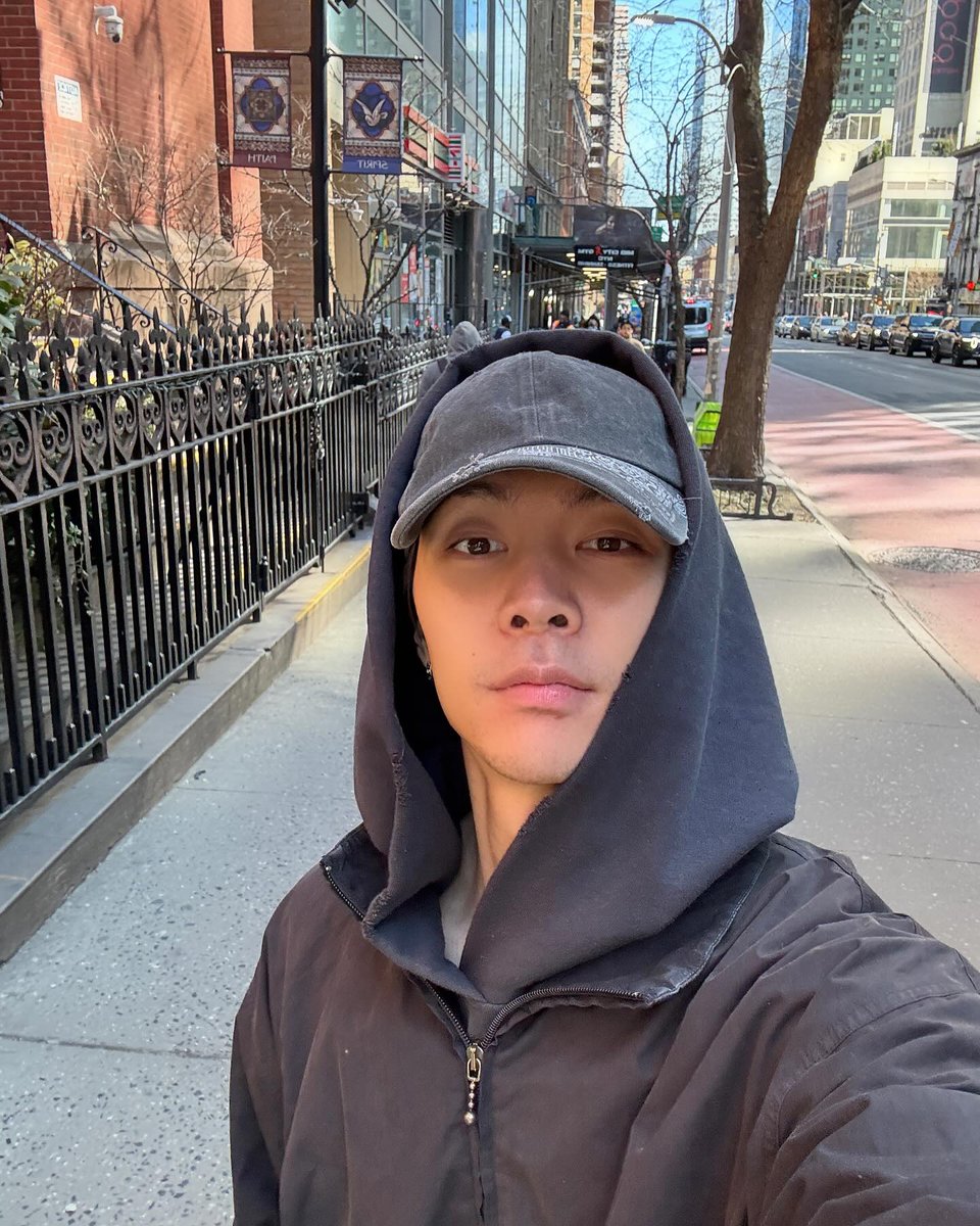 takdamai's tweet image. Gahara Djiwa, 1994.

Potret saya jam 7 pagi tadi, jogging sekitaran apartement. Sekarang yang kanan... Gym dulu baru kamu. 

Kalian lagi ngapain? Pap?