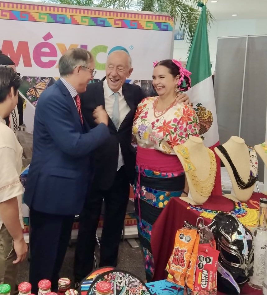 BrunoBFigueroa's tweet image. Recibimos Verónica y yo al presidente de Portugal Marcelo Rebelo de Sousa, en el espléndido espacio de México en el bazar diplomático 2025. Hubo calor y buen humor: siente gran simpatía por nuestro país!