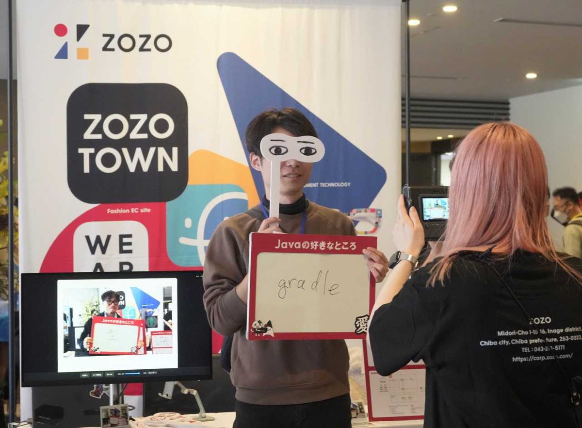 zozotech's tweet image. ＼ JJUG CCC 2025 Fall はじまりました ／

ZOZOブースではJavaを使用しているZOZOTOWNのアーキテクチャ図を展示している他、「Javaの好きなところ」をホワイトボードに書いてチェキを撮る企画を実施しています！記念にぜひお越しください✨ 

#jjug_ccc #zozo_engineer