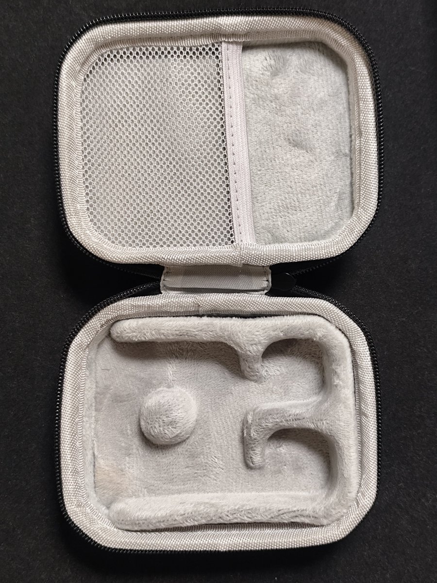 qune9n's tweet image. 仕切りのあるイヤホンケースを買って見ました✌️
サイズが絶妙です。
※ギリギリとも言う💦