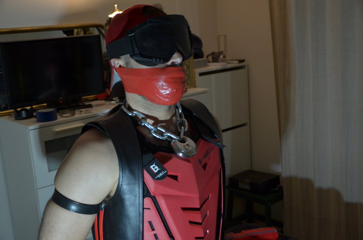 El perro en su sitio <a href="/Slave_Josh/">Sumiso_ff</a> #ducttape #bondage