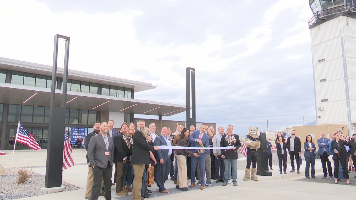 KUTV2News's tweet image. Ogden-Hinckley Airport unveiled a new $5 million terminal expansion Friday, a project city leaders said will improve passenger experience and help attract more commercial service to northern Utah.

kutv.com/news/local/ogd…