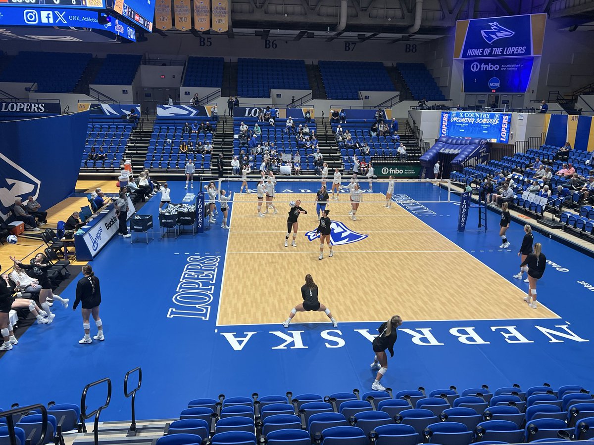 TYetmarAD's tweet image. WE ARE READY. HERE WE GO!  @MWSUvolleyball v. @UNK_Athletics. #3 v. #1 in the @NCAADII Central Region. A victory by the Griffs secures an outright @TheMIAA Volleyball Championship. #GriffUp 🦁🦅🏐