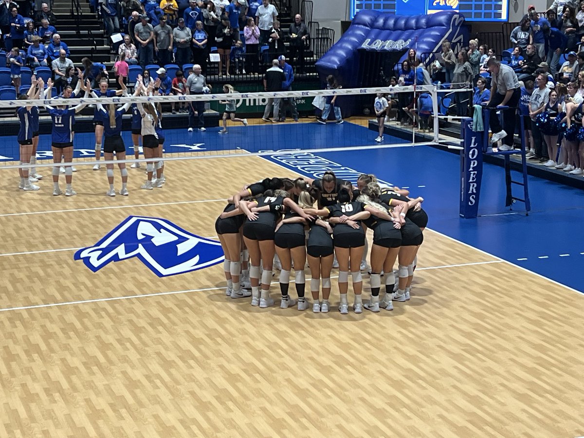 TYetmarAD's tweet image. WE ARE READY. HERE WE GO!  @MWSUvolleyball v. @UNK_Athletics. #3 v. #1 in the @NCAADII Central Region. A victory by the Griffs secures an outright @TheMIAA Volleyball Championship. #GriffUp 🦁🦅🏐