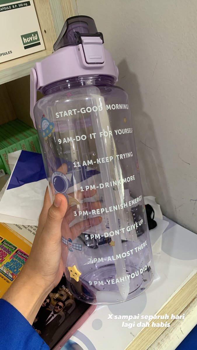 maliyaaa_20's tweet photo. Berbaloi betul beli botol ni, sangt termotivasi dah habiskan sebotol air ni. Level2 dia tu sangt tercabar plk kalau x hbiskn😂. Sebelum ni beli tumbler tak nampak level air tu, kadang bawak penuh balik pun penuh lagi😅. Beli yang ni x sampai separuh hari pon dah habis. Tercabar😮‍💨 https://t.co/tPBfmqdHkI