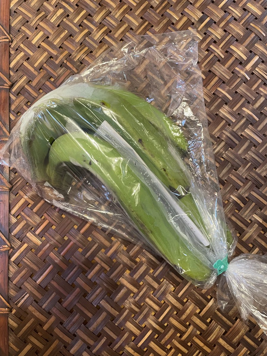 青っ！今週届いたバナナの色w

#バラゴンバナナ　

化学合成農薬を使わずに大切に育てられた🍌おいしい♡

紙袋に熟したりんごと入れとくと追熟するそう^ ^

#タンタンチェック🐈