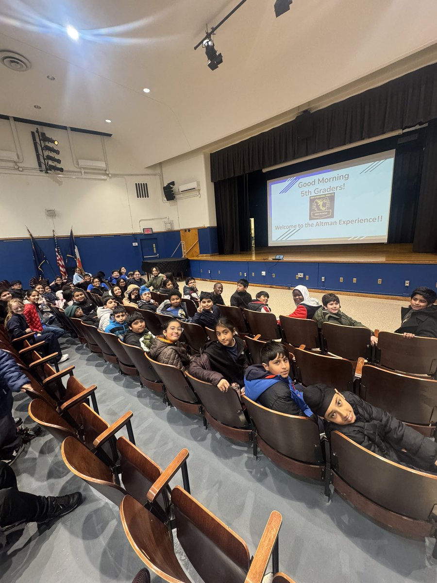 PS191Q's tweet image. Today our 5th graders visited MS 172 for a true middle school experience—switching classes, meeting teachers, and getting ready for next year! #FutureReady #5thGrade @D26Team ⚡️💙