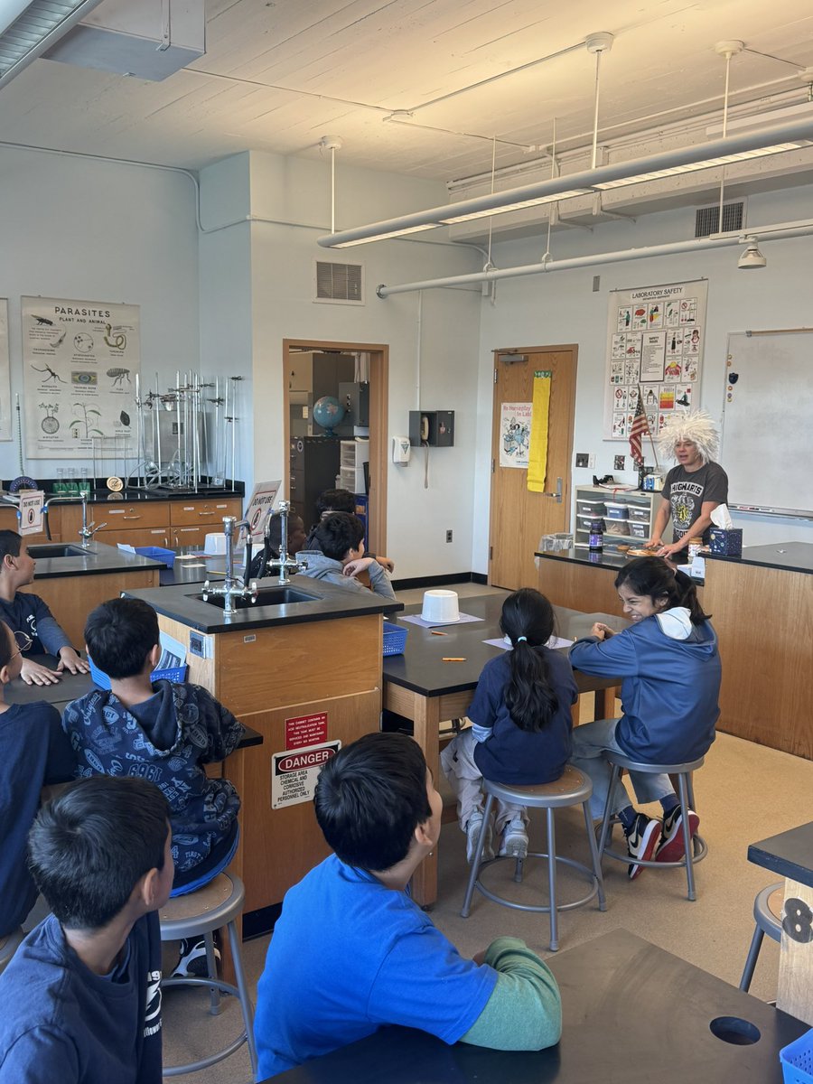 PS191Q's tweet image. Today our 5th graders visited MS 172 for a true middle school experience—switching classes, meeting teachers, and getting ready for next year! #FutureReady #5thGrade @D26Team ⚡️💙