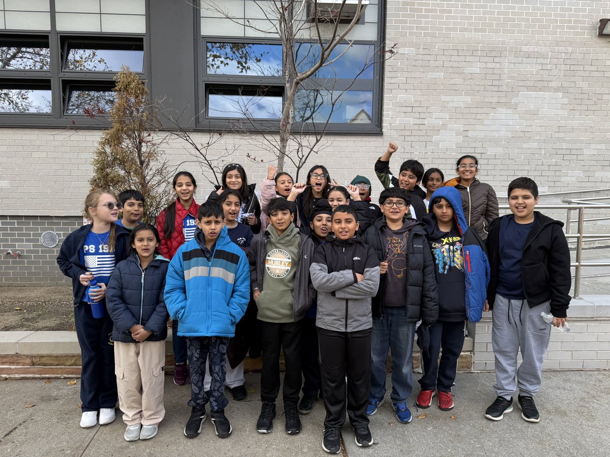 PS191Q's tweet image. Today our 5th graders visited MS 172 for a true middle school experience—switching classes, meeting teachers, and getting ready for next year! #FutureReady #5thGrade @D26Team ⚡️💙