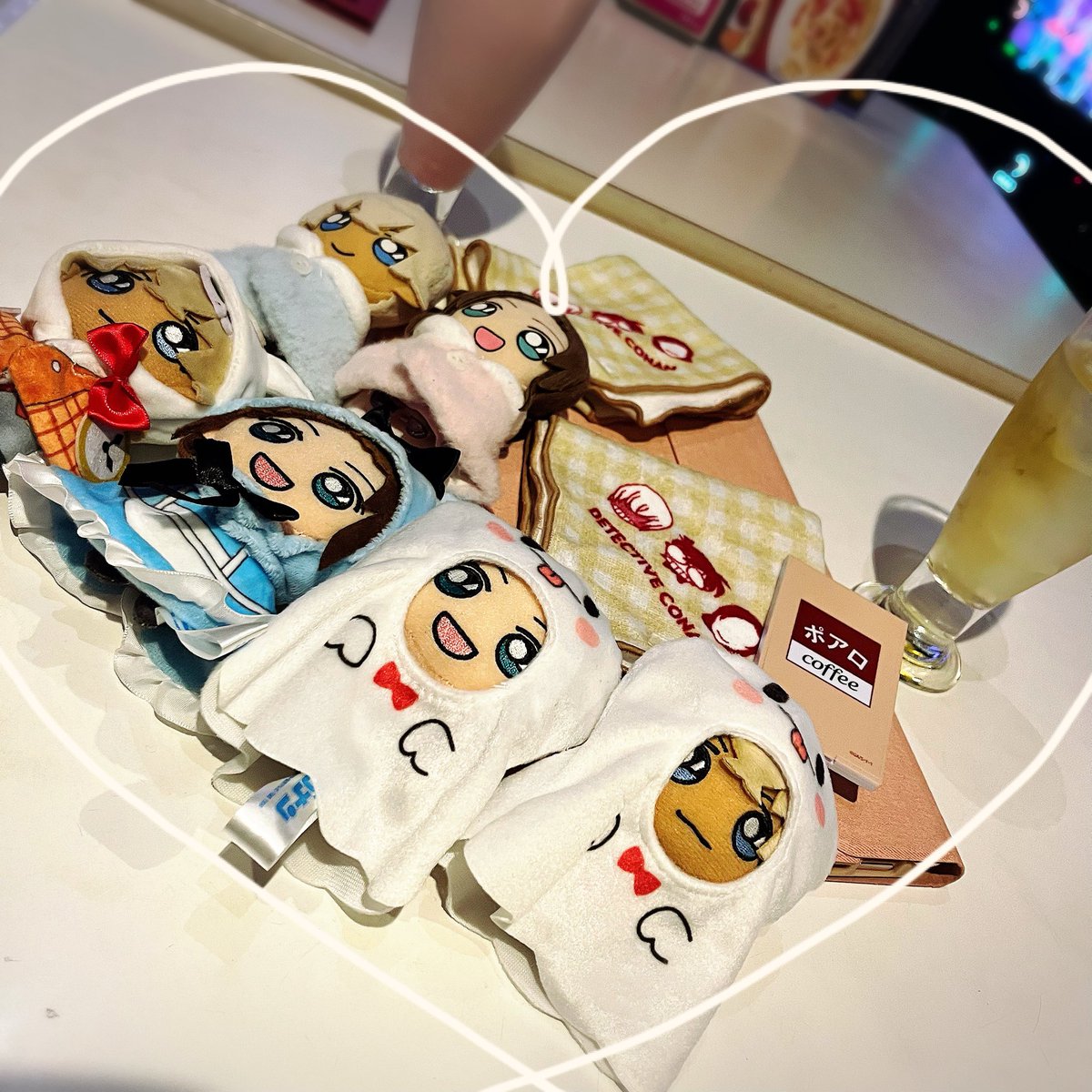 今日はあむあずDAY！ようこさんと合流しました〜！（押収品のように並べられた推しグッズたち）