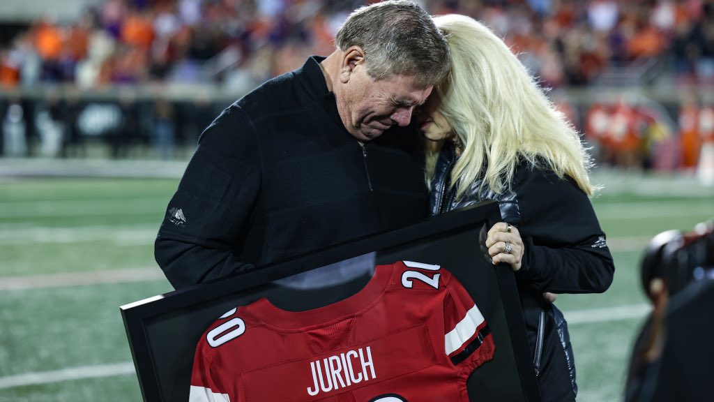 ericcrawford's tweet photo. Emotional moment, massive ovation for longtime Louisville athletic director Tom Jurich when he was introduced at tonight’s football game in L&amp;N Stadium. His first U of L athletic event since he parted ways with the university in 2017. https://t.co/oKQfDt96zU