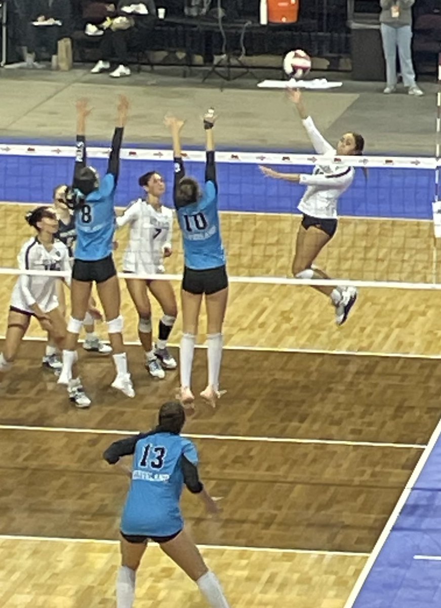 LCHS_MTapia's tweet image. Lady Bears take the first set tonight against Cleveland 25-20
#WALC